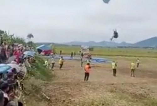 Mendarat Diluar Landasan, Atlet Paralayang Terjun Dekat Penonton