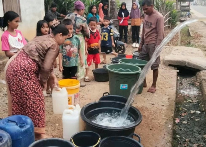 Bupati H M Syukur Salurkan Bantuan Air Bersih untuk Warga Terdampak Kekeringan di Tabir