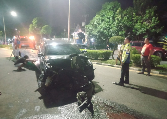 Mobil Plat Merah Kecelakaan Tunggal di Depan RS Siloam