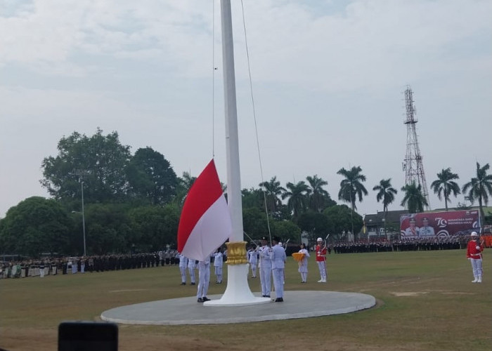 Sempat Menegangkan ! Pengibaran Bendera Merah Putih HUT RI ke-79 di Kantor Gubernur Jambi Berlangsung Lancar