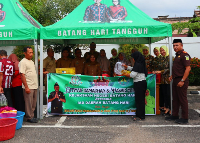 Kejaksaan Negeri Batang Hari Gelar Gerakan Pasar Murah dan Berbagi Takjil