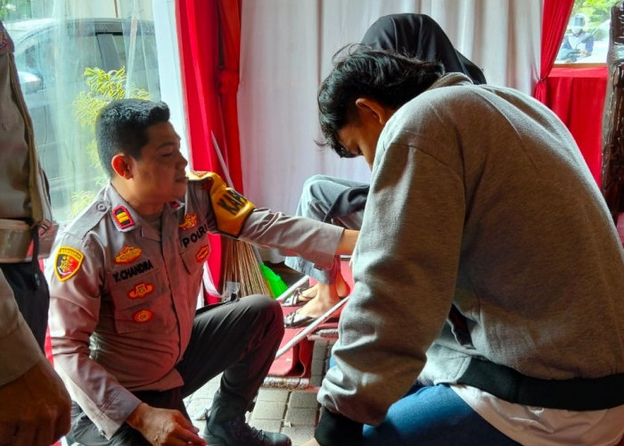 Kapolsek Jaluko Sigap Layani Korban Kecelakaan di Pos Nataru Mendalo Darat