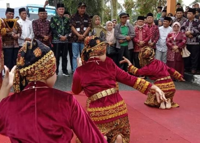 Nilwan Antar Kontingen MTQ Merangin ke Sungai Penuh