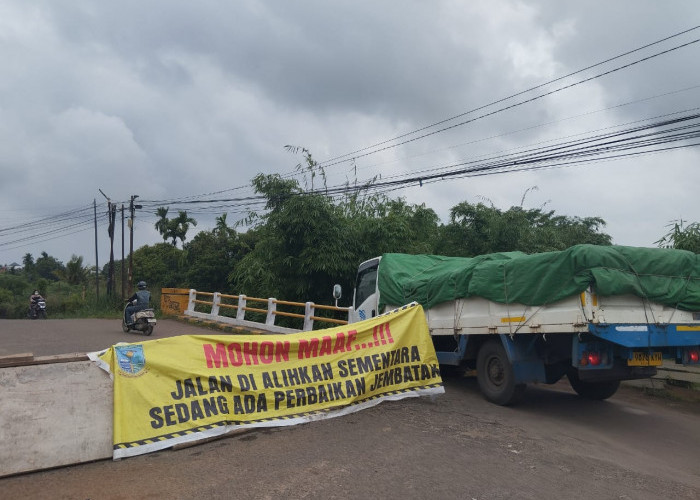 Khawatir Timbulkan Korban Jiwa, Jembatan Rusak di Jalan Sari Bakti Masih Dilalui Masyarakat