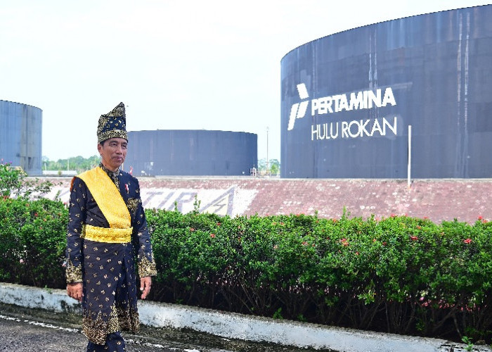 Pimpin Upacara Hari Lahir Pancasila di Lapangan Garuda Pertamina Hulu Rokan, Jokowi Kenakan Pakaian Melayu