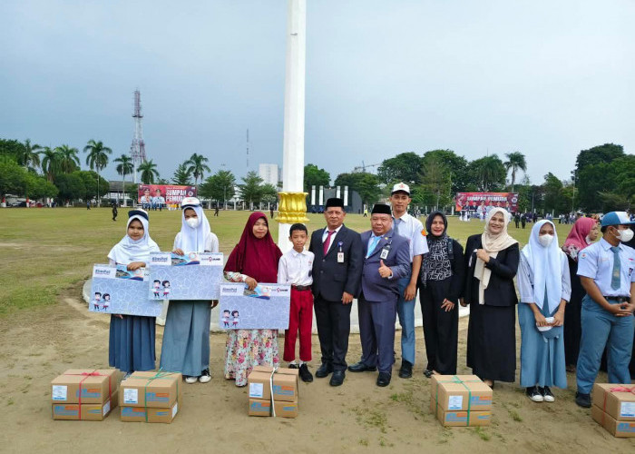 Program Pemprov Pro Jambi Cerdas : Ratusan Siswa di Kota Jambi Terima Bantuan Peralatan Belajar hingga SPP