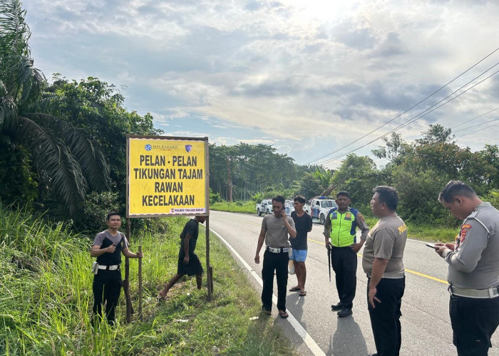 Jasa Raharja Bersama Polres Lakukan Pemasangan Spanduk di Titik Rawan Kecelakaan
