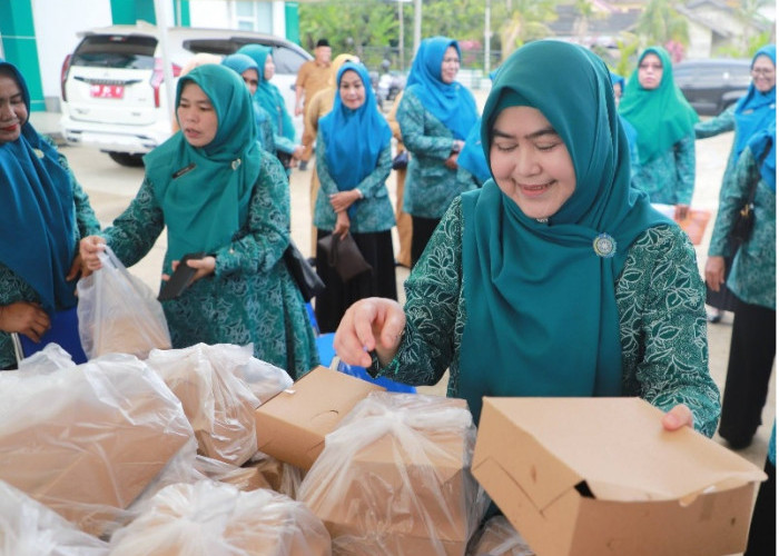 TP PKK Tanjab Barat Berbagi 500 Paket Takjil, Tebar Kepedulian di Hari Kelima Ramadan