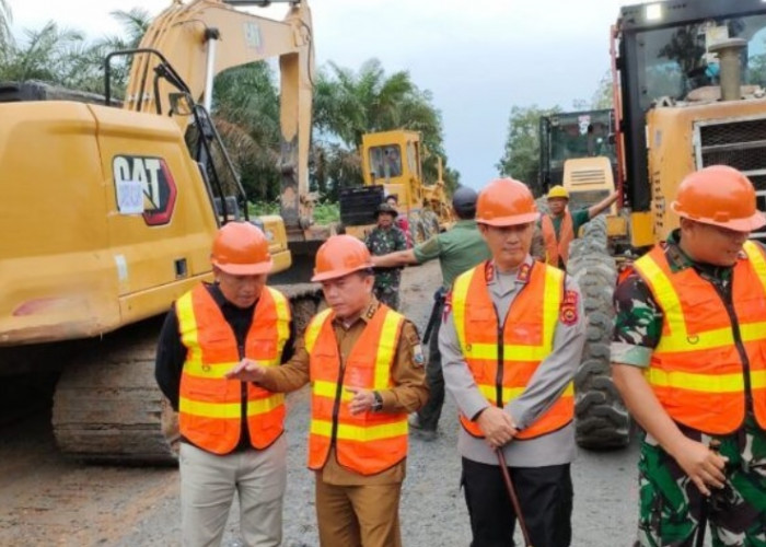 Gubernur Al Haris Resmi Awali Pembukaan Jalan Simpang Karmio-Kilangan 