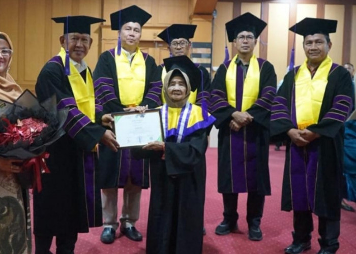 Wabup Khafidh Mewisuda 27 Orang Lansia Tangguh