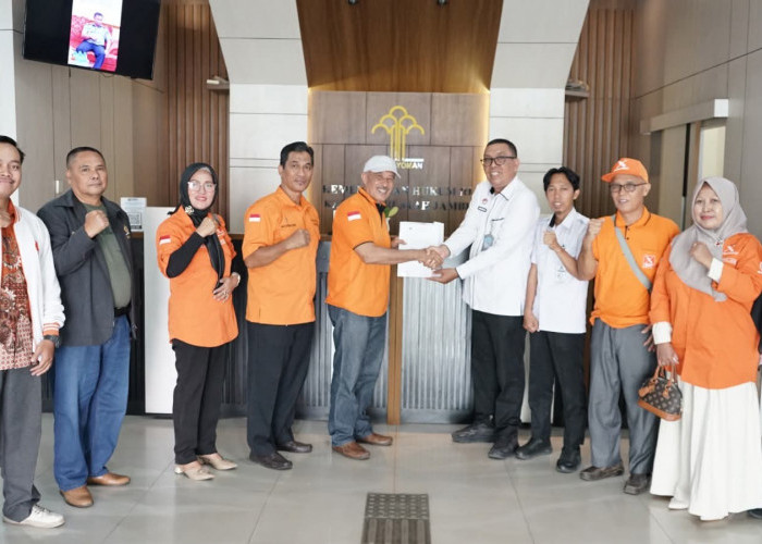 Wujud Layanan AHU Kanwil Kemenkum Jambi, Kabid AHU Fatriansyah Serahkan SKT Partai Gerakan Rakyat Provinsi Jam