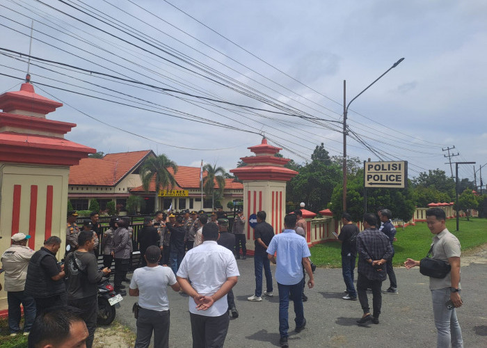 Aktifitas PETI Marak, Sejumlah Massa Geruduk Polres Sarolangun