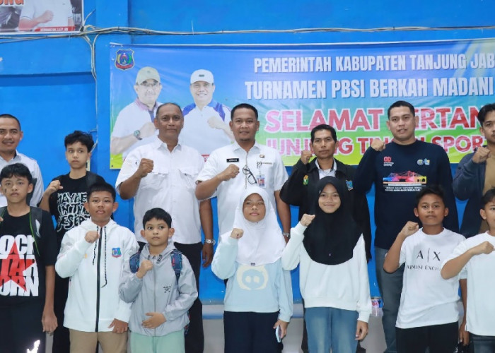 Sekda Hermansyah Lepas Atlet PBSI Tanjab Barat ke Ajang PB Pratama Open Jambi 2026
