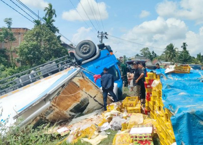 Mobil Bermuatan Buah Manggis, Terbalik di Kelurahan Manggis