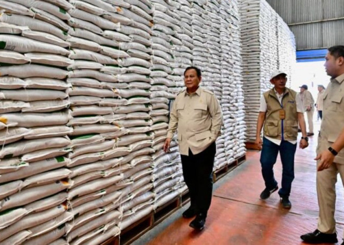 Presiden Prabowo Sidak ke Gudang Bulog Magelang, Pastikan Stok Beras Aman