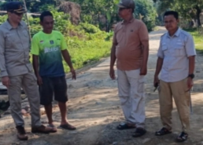 Reses di Desa Berembang, Wakil Ketua DPRD Muaro Jambi Jurjani Langsung Cek Jalan Rusak