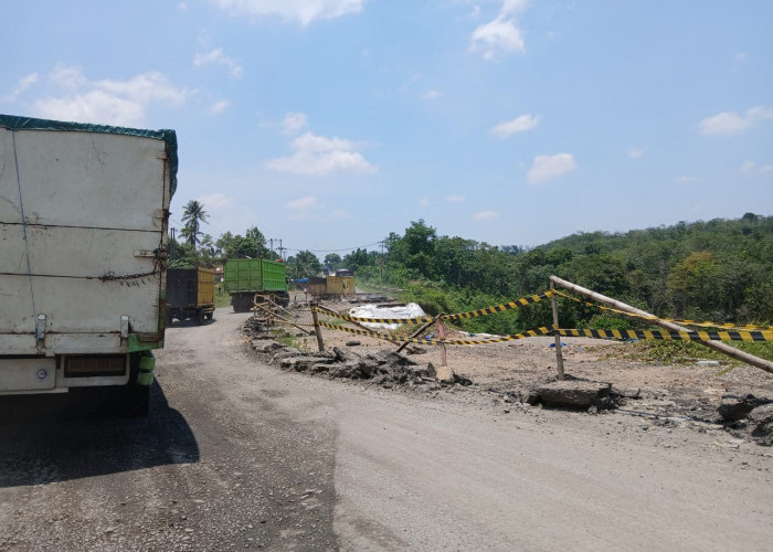 Pengendara Keluhkan Jalinsum yang Longsor Belum Juga Diperbaiki