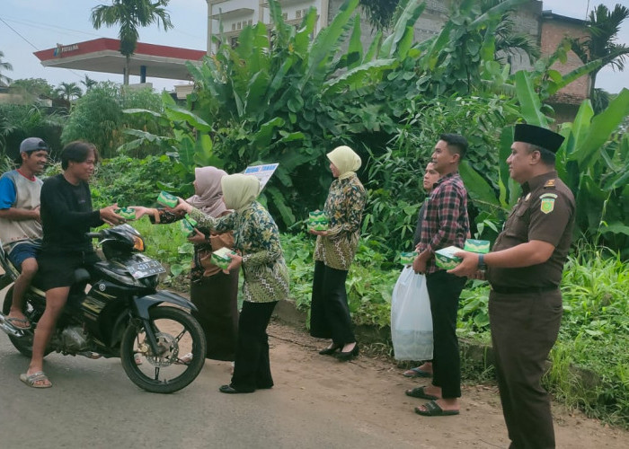 Kejari Tanjabtim Bagikan Takjil dan Gelar Buka Puasa Bersama