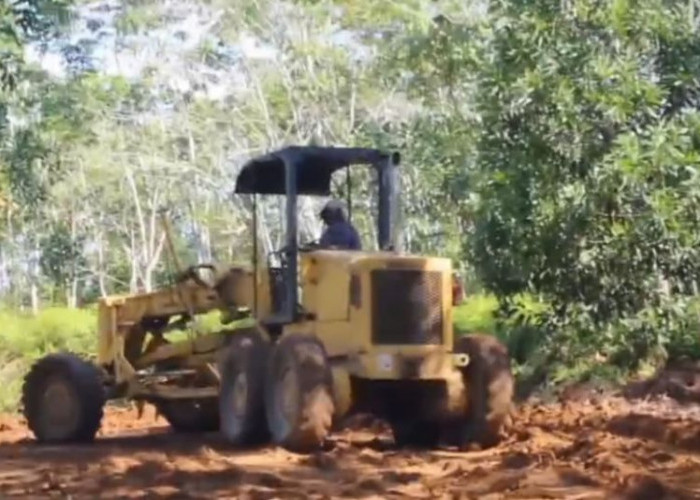 PTPN IV Regional 4  Jambi-Sumbar Kirim Greder Perbaiki Jalan Desa