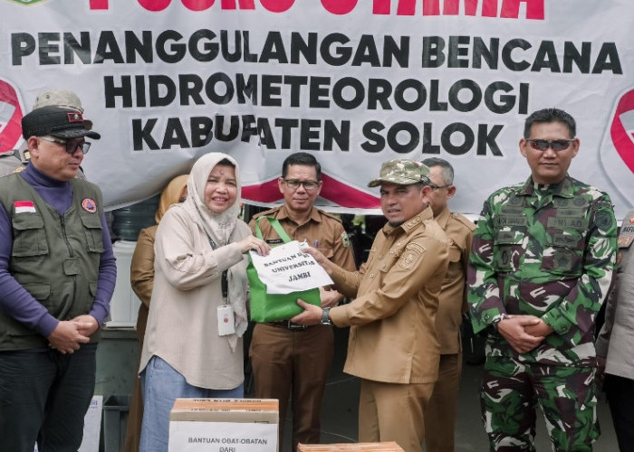 UNJA Salurkan Bantuan untuk Warga Terdampak Bencana di Solok