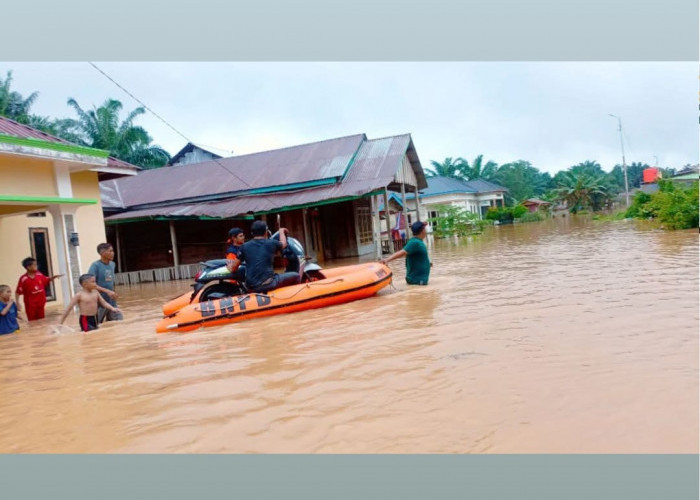 Akibat Banjir Arus Lalulintas Jalan lintas Timur KM 121 Macet, Polisi Lakukan Pengaturan 