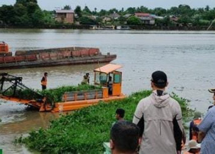 Gotong Royong Bersihkan Danau Sipin Kota Jambi