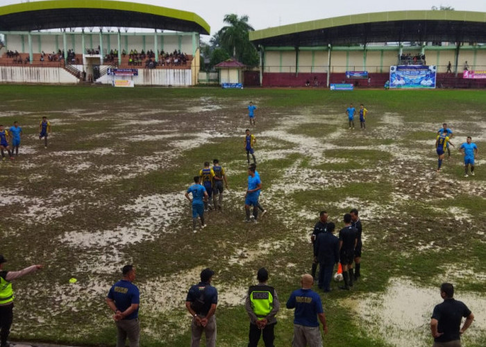 Miris, Stadion Bhakti Karya Kualatungkal Mirip Kubangan Kerbau