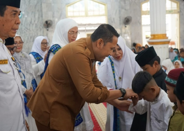 Bupati M. Syukur Santuni 77 Anak Yatim di Sela Pesantren Kilat