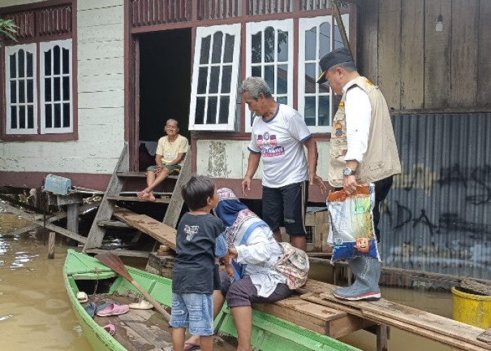 Gubernur Al Haris Salurkan Bantuan Untuk Korban Banjir di Kasang dan Seberang