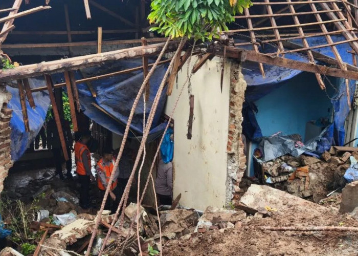 Dua Orang Meninggal Akibat Tertimpa Tembok Rumah di Bandar Lampung