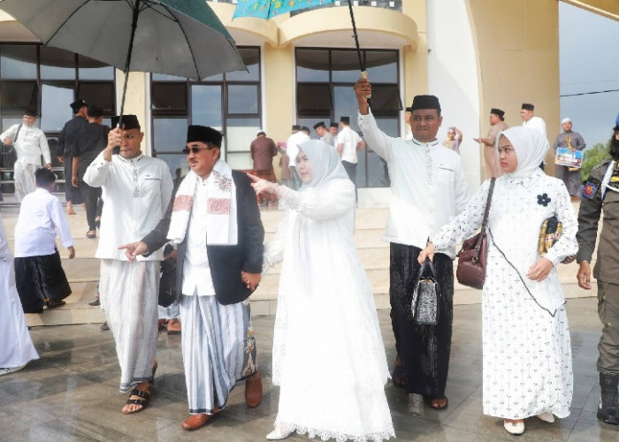 Bupati dan Wakil Bupati Tanjab Barat Laksanakan Salat Idulfitri 1447 H di Masjid Syekh Usman