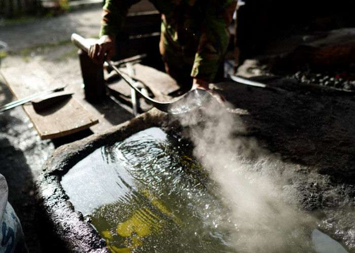 Pelanggannya sebagian besar dari kalangan petani. Peralatan dibuat untuk memenuhi kebutuhan bercocok tanam. Usaha penempaan besi ini menjadi bukti nyata ketekunan dalam menjaga tradisi sekaligus menopang ekonomi keluarganya.