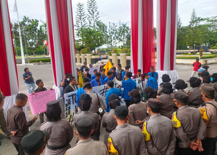 Massa PMII Unja Unjuk Rasa di Gedung DPRD Provinsi Jambi, Mahasiswa : Kenaikan BBM Bisa Menyengsarakan Rakyat