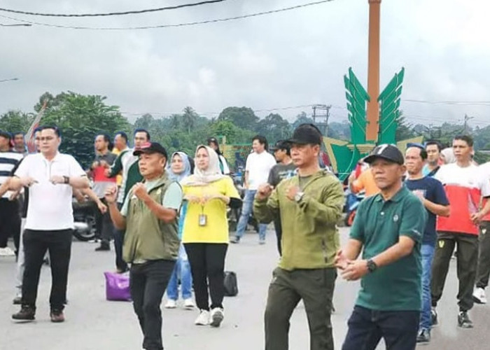 Pj Bupati Merangin dan Masyarakat Senam di Bundaran Tugu Pedang