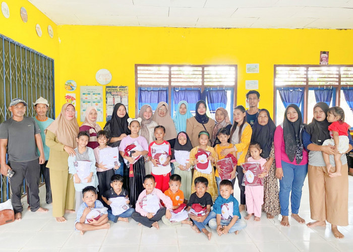Program Unggulan Bupati Tanjabtim, 568 Siswa SD dan MI di Sabak Barat Dapat Seragam Sekolah Gratis