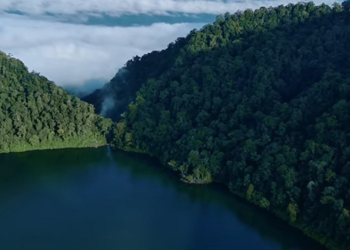 Danau Gunung Tujuh Bersinar di Tengah Kawasan Situs Warisan Dunia