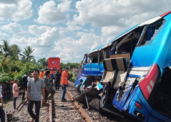 Bus Tujuan Pulau Jawa Ditabrak Kereta Api di Sumsel, Ini Nama 14 Korbannya
