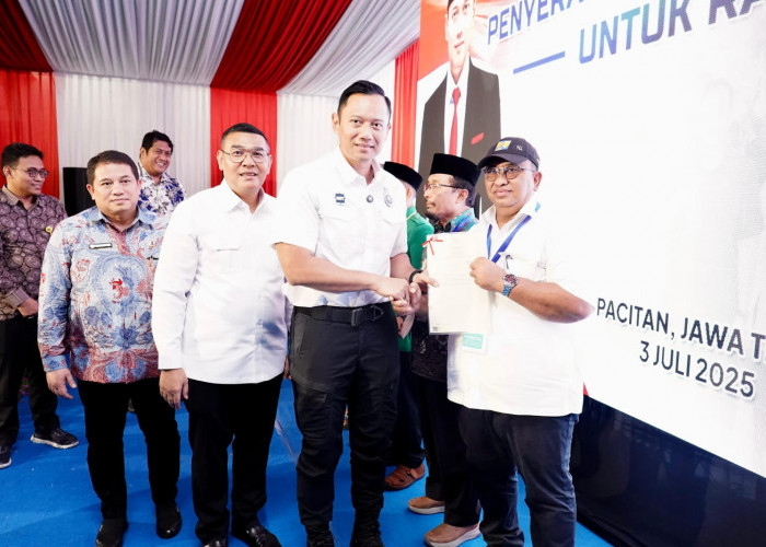 Lampaui Target Penyelesaian PTSL, Menko AHY dan Wamen Ossy Serahkan Langsung Sertipikat Masyarakat Pacitan