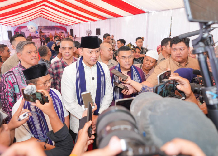 Wamen Ossy Serahkan Sertipikat Tanah di Lombok Barat, Bukti Negara Hadir Lindungi Hak Rakyat