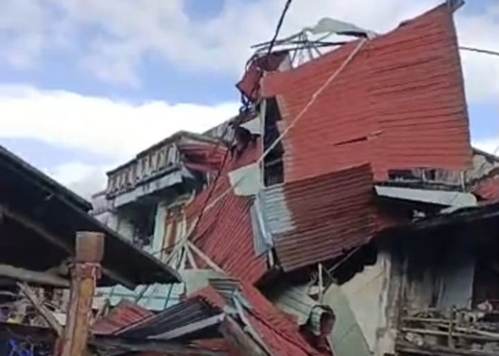 Breaking News...Dihantam Angin Puting Beliung, Puluhan Rumah Porak-poranda di Kayu Aro