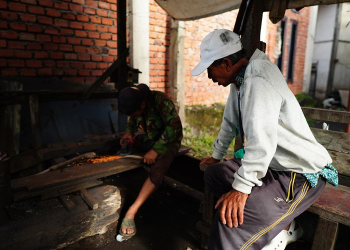 Produk-produk buatannya, seperti parang, cangkul, dan sabit, dikenal memiliki kualitas yang baik dan awet.