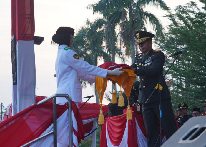 Danrem 042/Gapu Brigjen TNI Nyamin Pimpin Upacara Penurunan Bendera HUT ke-81 RI di Jambi
