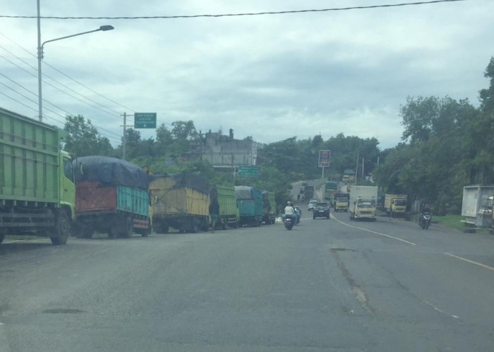 Truk Angkutan Batu Bara Parkir di Bahu Jalan Antara Gerbang CitraRaya hingga Batas Kota Jambi Tambah Banyak