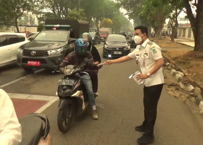 Bang Diza Turun Bagikan 25 Ribu Masker, Udara Kota Jambi Kategori Berbahaya