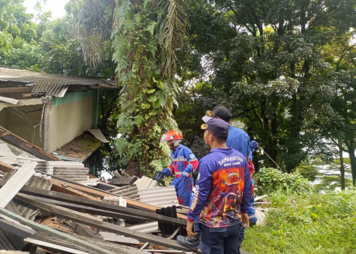 Diguyur Hujan Semalaman, Rumah Dinas di Jambi Tiba-Tiba Roboh! Ini Kronologinya