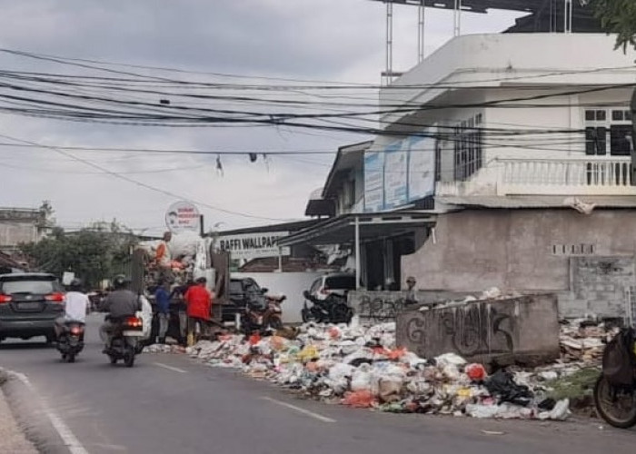 Makin Memburuk, Tumpukan Sampah di Taman PKK Kota Jambi Kembali Terjadi