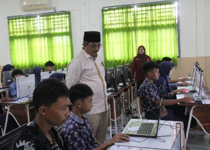 Pantau Langsung TKA 2026, Bupati Anwar Sadat Dorong Peningkatan Kualitas Pendidikan