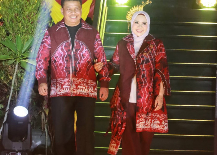 Wabup Katamso Tampil di Catwalk pada Malam Apresiasi dan Peragaan Busana Jambi