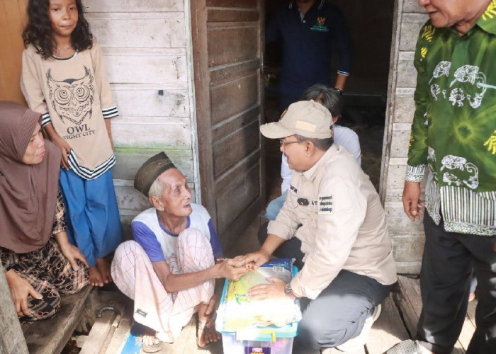 Sentuh Langsung Warga, Bupati Tanjab Barat Tinjau Program Bedah Rumah BAZNAS di Dua Kelurahan