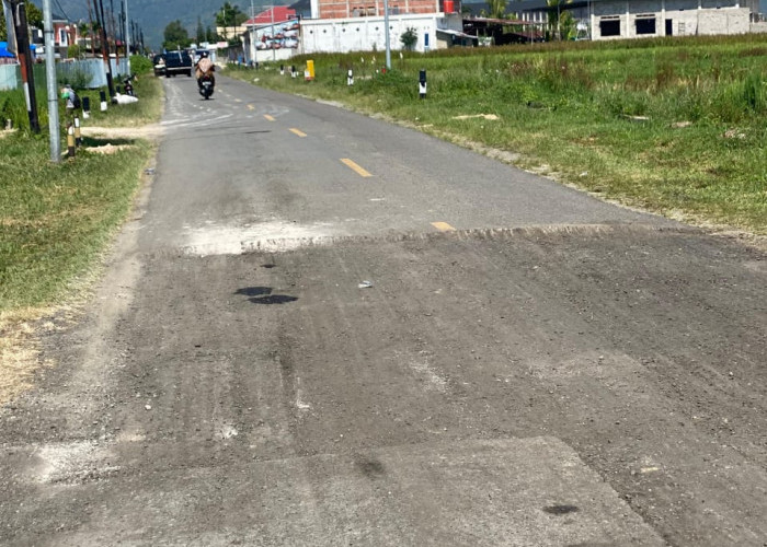 Pengendara Sering Jatuh, Minta Pasang Rambu-rambu di Jalan Perbatasan Sebukar-Hiang 